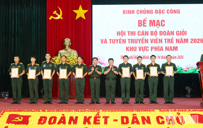 Trao chứng nhận cán bộ đoàn giỏi Binh chủng Đặc công năm 2026.
