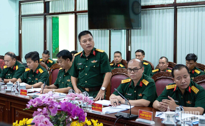 Đại tá Đỗ Xuân Tùng, Trưởng phòng Tham mưu Binh đoàn 15 phát biểu tại hội nghị.