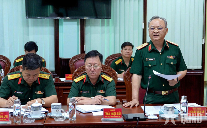 Thiếu tướng Hoàng Văn Sỹ, Phó bí thư Đảng ủy, Tư lệnh Binh đoàn 15 phát biểu tại hội nghị.