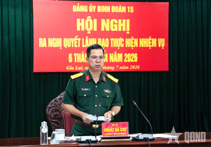 Đại tá Khuất Bá Cao, Bí thư Đảng ủy, Phó tư lệnh Binh đoàn 15 chủ trì hội nghị.
