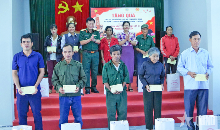 Thiếu tướng Nguyễn Trần Long và lãnh đạo xã Rờ Kơi trao quà tặng các gia đình chính sách.