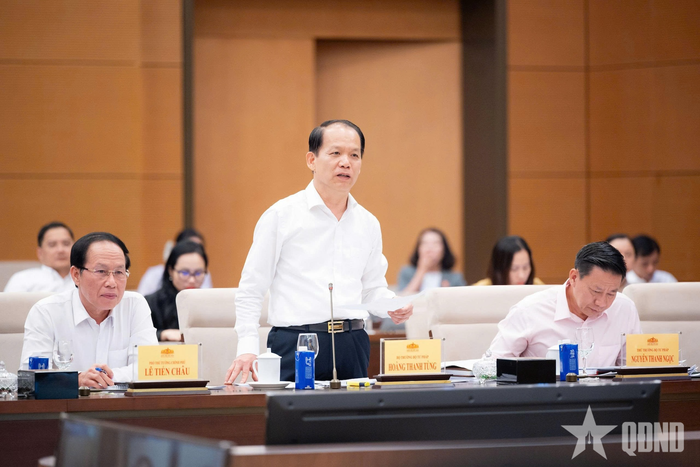 Bộ trưởng Bộ Tư pháp Hoàng Thanh Tùng phát biểu tại phiên họp.
