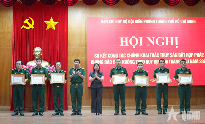  Trao khen thưởng các tập thể và cá nhân có thành tích tiêu biểu trong công tác phòng, chống khai thác IUU. 