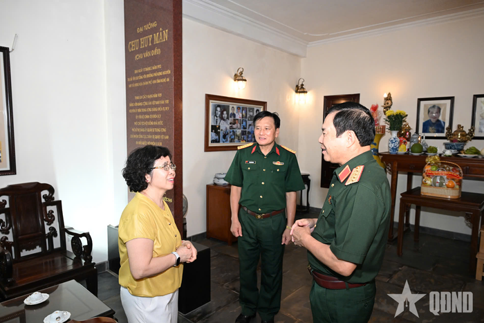Đại tướng Nguyễn Tân Cương thăm hỏi thân nhân Đại tướng Chu Huy Mân. 