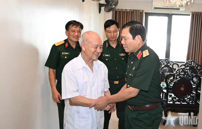 Đại tướng Nguyễn Tân Cương thăm hỏi, chúc sức khỏe Đại tướng Phạm Văn Trà. 