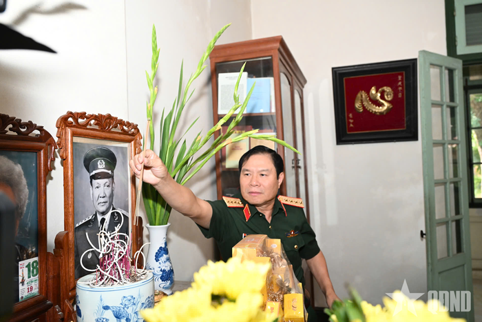  Đại tướng Nguyễn Tân Cương thành kính dâng hương tưởng nhớ nguyên Chủ tịch nước Lê Đức Anh.
