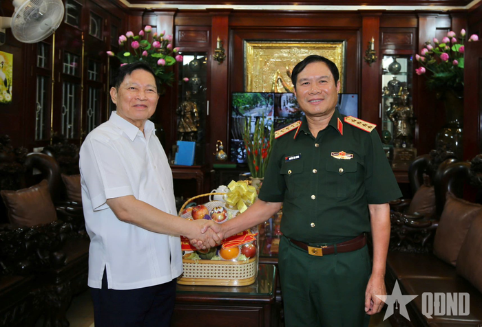 Đại tướng Nguyễn Tân Cương thăm hỏi, chúc sức khỏe Đại tướng Ngô Xuân Lịch. 