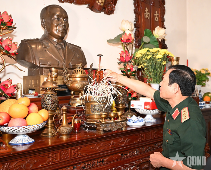  Đại tướng Nguyễn Tân Cương dâng hương tưởng nhớ Đại tướng Văn Tiến Dũng.