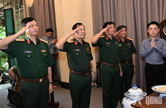  Đại tướng Nguyễn Tân Cương và đoàn công tác thành kính dâng hương tưởng nhớ Đại tướng Võ Nguyên Giáp.