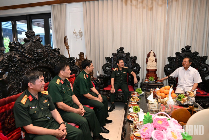  Đại tướng Nguyễn Tân Cương và đoàn công tác thăm hỏi, chúc sức khỏe Đại tướng Đỗ Bá Tỵ.