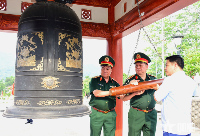 Đại tướng Nguyễn Trọng Nghĩa cùng các đại biểu thỉnh chuông tại Đền thờ Liệt sĩ ở Nghĩa trang Liệt sĩ quốc gia Vị Xuyên.