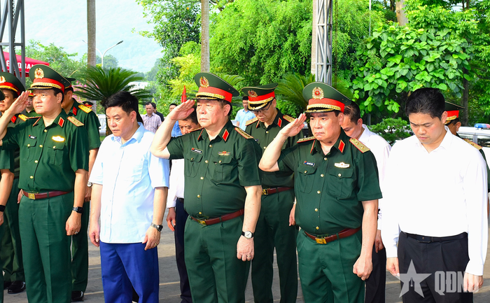 Đoàn công tác dành một phút mặc niệm tưởng nhớ các anh hùng liệt sĩ.