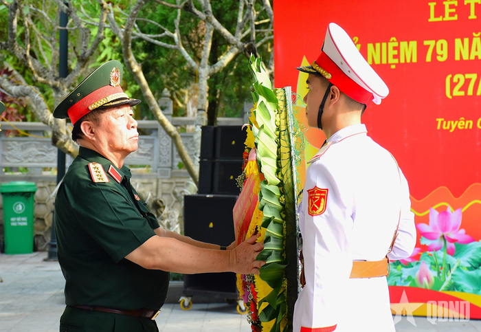 Đại tướng Nguyễn Trọng Nghĩa chỉnh hoa tại Nghĩa trang Liệt sĩ quốc gia Vị Xuyên.