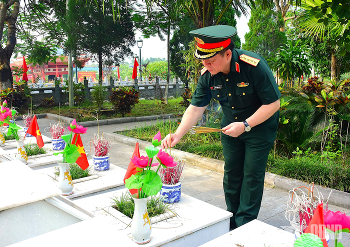Đại tướng Nguyễn Trọng Nghĩa dâng hương tri ân các anh hùng liệt sĩ tại Nghĩa trang Liệt sĩ quốc gia Vị Xuyên.