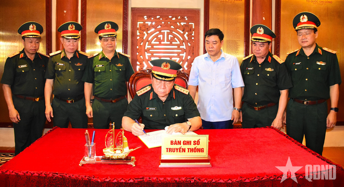 Đại tướng Nguyễn Trọng Nghĩa ghi sổ truyền thống tại Đền thờ Liệt sĩ ở Nghĩa trang Liệt sĩ quốc gia Vị Xuyên.