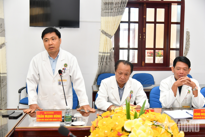 Đại tá, Bác sĩ chuyên khoa II, Thầy thuốc Ưu tú Trần Mạnh Hùng, Giám đốc Bệnh viện Quân y 121 phát biểu tại buổi thăm, tặng quà.