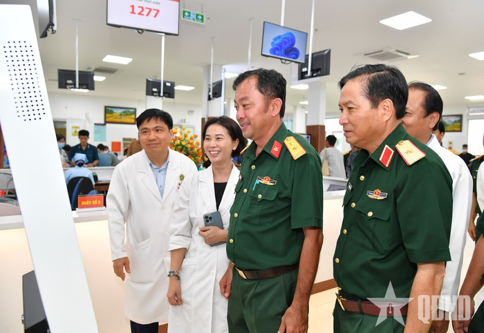 Thiếu tướng Nguyễn Minh Triều kiểm tra cơ sở vật chất, trang thiết bị y tế của Bệnh viện.