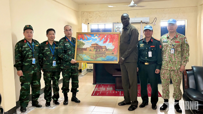  Đoàn công tác tặng quà lưu niệm ông Arop Deng Kuol, Phó hành chính trưởng Khu vực Abyei. 