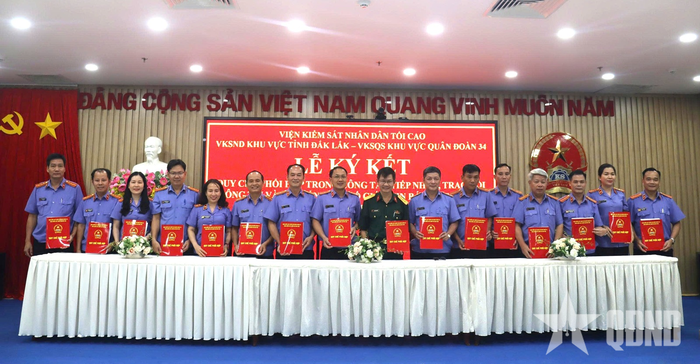 Đại diện Viện Kiểm sát quân sự khu vực Quân đoàn 34 và 15 viện kiểm sát nhân dân khu vực thuộc Viện Kiểm sát nhân dân tỉnh Đắk Lắk ký kết Quy chế phối hợp.