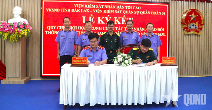 Đại diện Viện Kiểm sát quân sự Quân đoàn 34 và Viện Kiểm sát nhân dân tỉnh Đắk Lắk ký kết quy chế phối hợp.