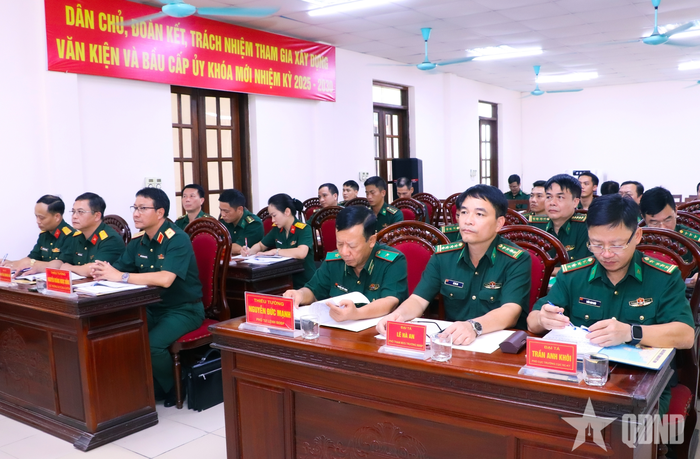 Các đại biểu dự buổi trao chứng nhận.
