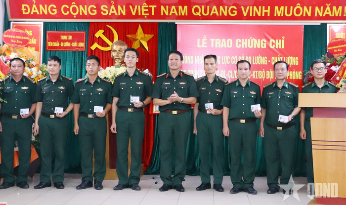 Thiếu tướng Nguyễn Hoàng Ngọc Dũng trao Thẻ kiểm định viên cho cán bộ chuyên môn.