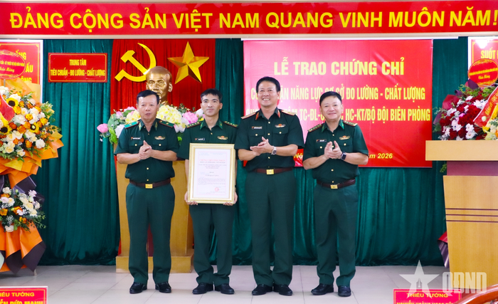 Thiếu tướng Nguyễn Hoàng Ngọc Dũng trao Chứng chỉ công nhận năng lực cơ sở đo lường - chất lượng cho Trung tâm Tiêu chuẩn - Đo lường - Chất lượng, Cục Hậu cần - Kỹ thuật Bộ đội Biên phòng.