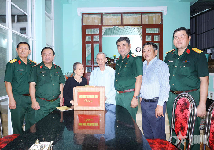 Đoàn công tác thăm, tặng quà gia đình chính sách tại Côn Đảo.