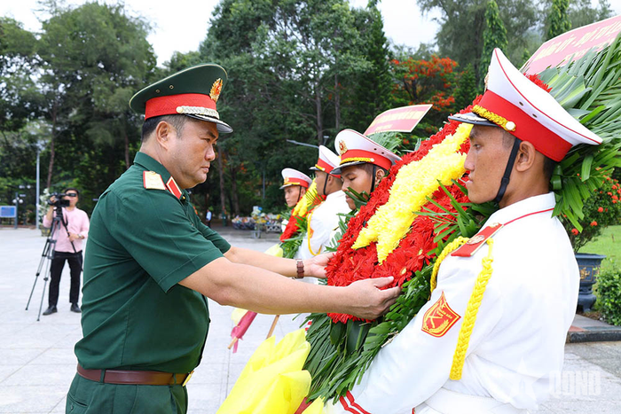 Trung tướng Lê Xuân Thế thực hiện nghi thức chỉnh hoa.