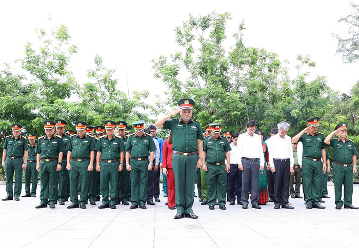 Đoàn công tác và lãnh đạo địa phương tưởng niệm các anh hùng liệt sĩ.