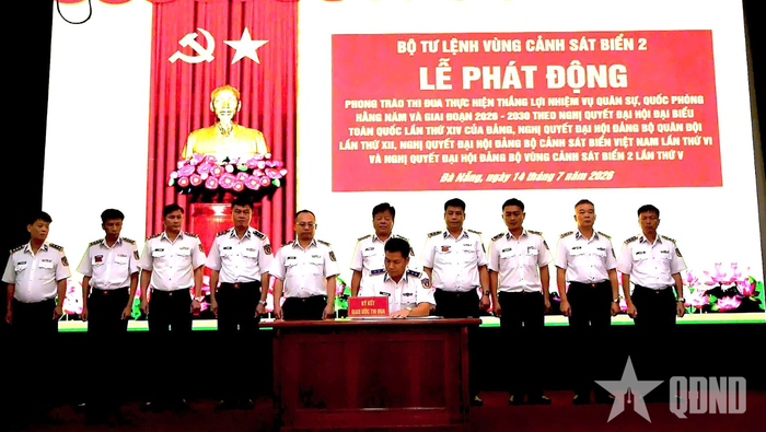 Đại diện cơ quan, đơn vị ký kết giao ước thi đua.
