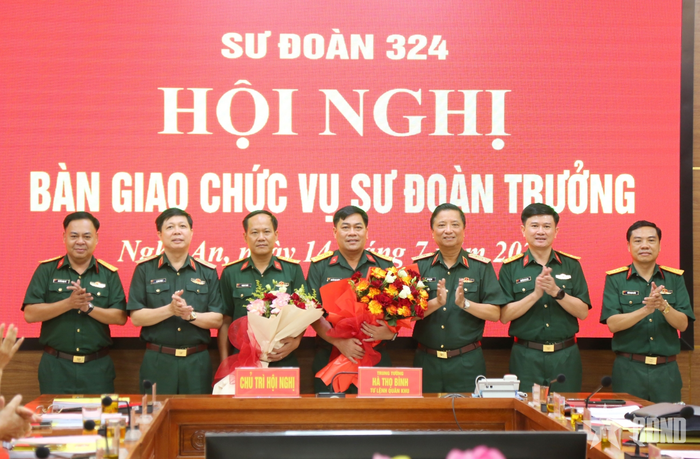 Các đại biểu tặng hoa chúc mừng Đại tá Nguyễn Thao Trường và Đại tá Phạm Lê Tuấn. 