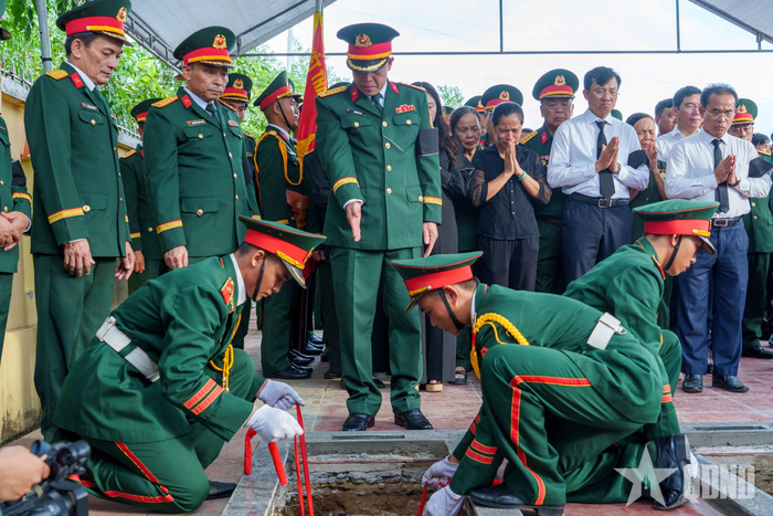  Sau hơn nửa thế kỷ nằm lại giữa chiến trường, giờ đây các liệt sĩ đã được trở về bên những đồng đội năm xưa.