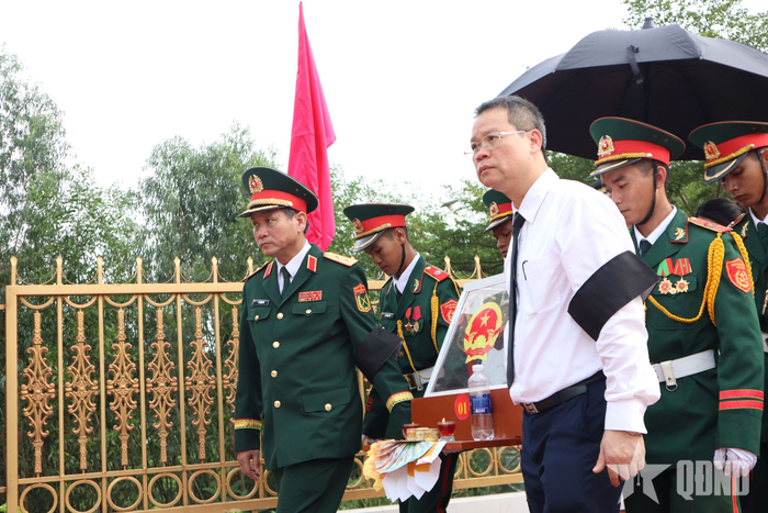  Tư lệnh Quân khu 5 và Chủ tịch UBND TP Đà Nẵng tiễn đưa các liệt sĩ về nơi an nghỉ cuối cùng.