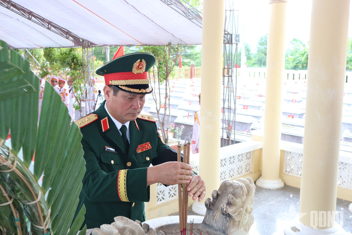 Trung tướng Lê Ngọc Hải thắp hương tưởng nhớ các anh hùng liệt sĩ. 