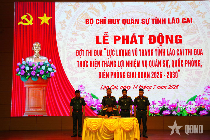 Đại diện các cơ quan, đơn vị ký kết giao ước thi đua. 