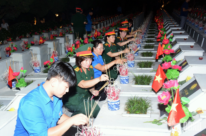 Các đại biểu thắp hương tri ân các anh hùng liệt sĩ.