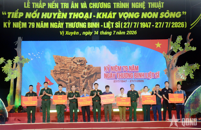 Đại diện các cơ quan, đơn vị, nhà đồng hành trao biểu trưng tặng 3 "Ngôi nhà 100 đồng", 2 "Nhà đồng đội", 100 suất học bổng cho học sinh trên địa bàn và 100 ảnh phục dựng chân dung liệt sĩ tại chương trình.