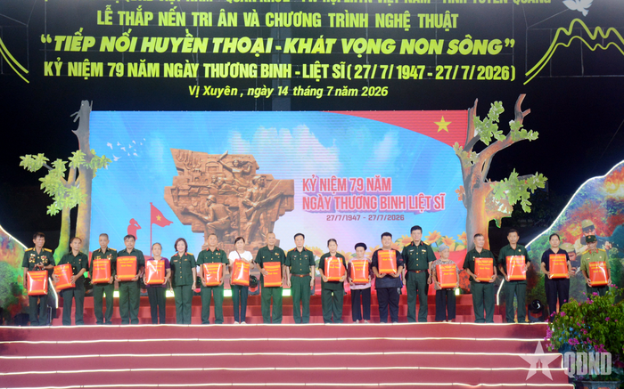 Đại diện các cơ quan, đơn vị trao quà tặng các gia đình chính sách.