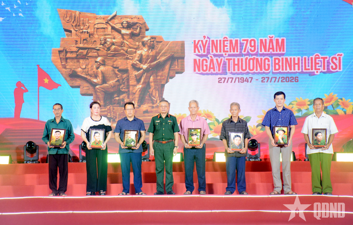 Thượng tướng Lê Quang Minh trao ảnh phục dựng chân dung các liệt sĩ cho đại diện gia đình thân nhân.