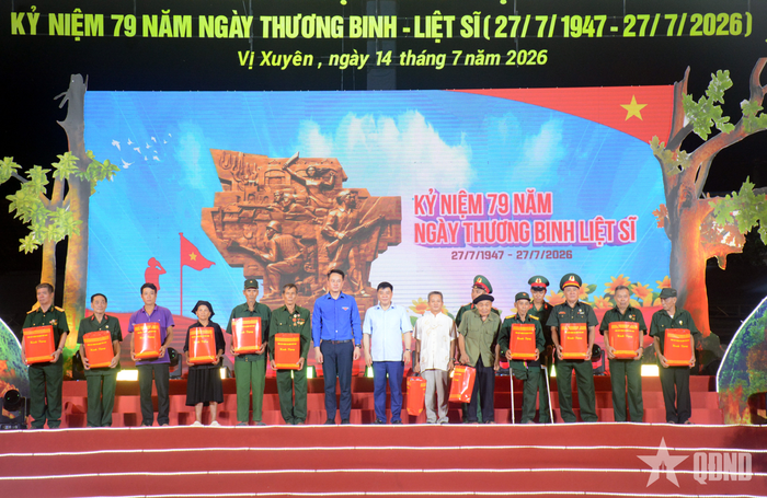 Lãnh đạo tỉnh Tuyên Quang và Trung ương Đoàn trao quà tặng các đối tượng chính sách.