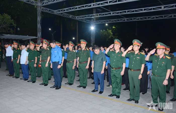 Thượng tướng Lê Quang Minh và các đại biểu dâng hoa, dâng hương, dành phút tưởng niệm các anh hùng liệt sĩ tại Nghĩa trang Liệt sĩ quốc gia Vị Xuyên.