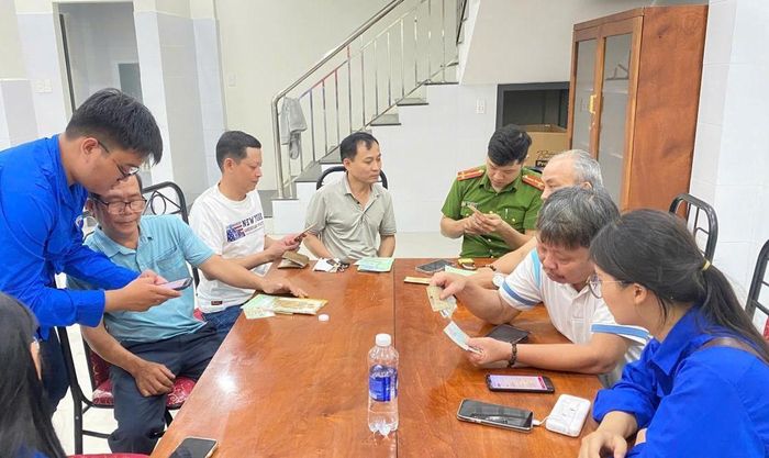 Tuổi trẻ Công an phường Thanh Khê hướng dẫn người dân ứng dụng công nghệ số.