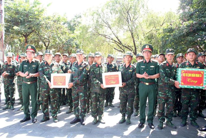 Đoàn công tác của Ban Chỉ đạo quốc gia thăm, tặng quà các đơn vị thực hiện nhiệm vụ