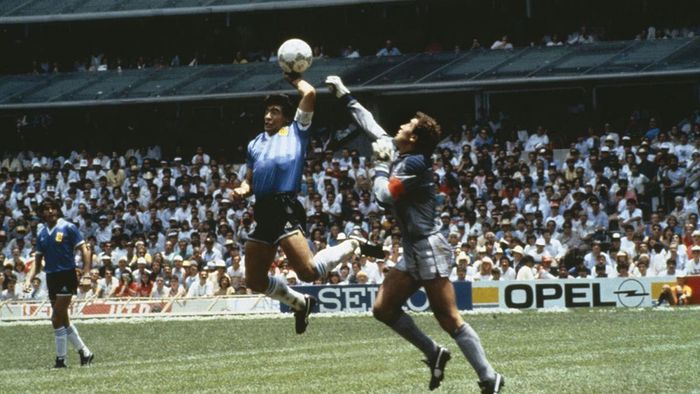 CĐV Argentina nhắc lại "Bàn tay của Chúa" trước trận đấu.