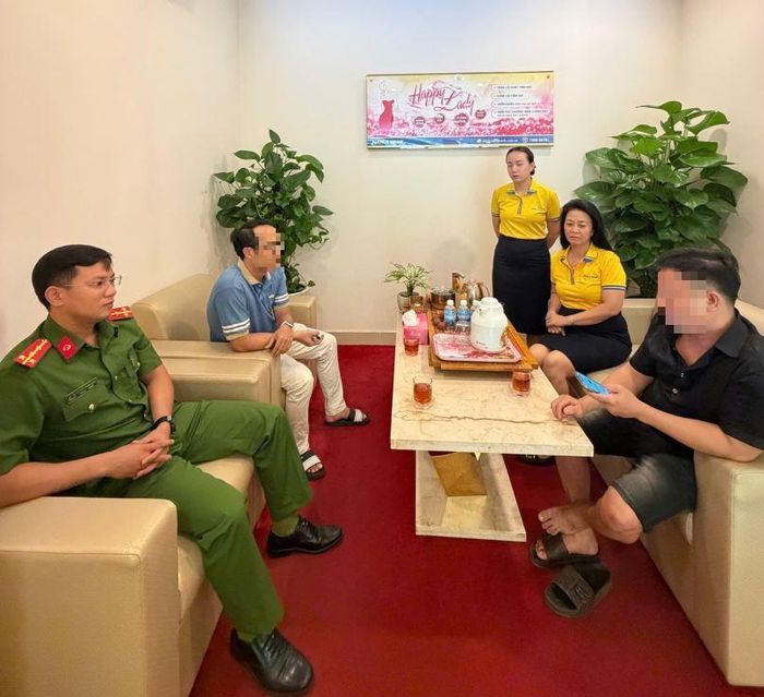 Công an phường Phan Rang và cán bộ ngân hàng giải thích cho anh N.T.N (ngồi bên phải ảnh) hiểu rõ thủ đoạn của tội phạm lừa đảo.