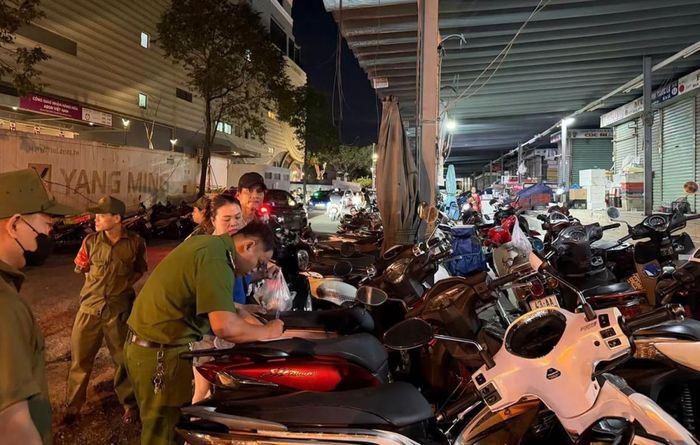 Công an phường Thanh Khê kiểm tra, xử lý các trường hợp lập bãi giữ xe trái phép.