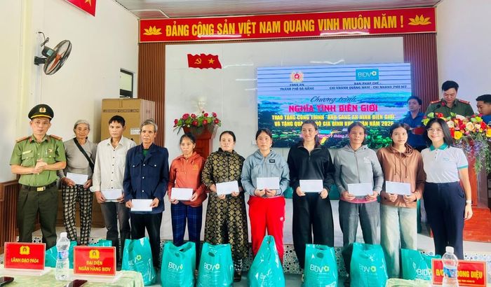 Nhiều phần quà dành tặng cho người dân vùng biên.