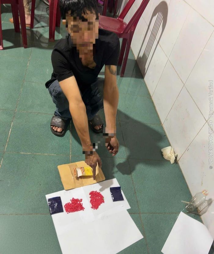 Đối tượng N.V.T và số viên nén nghi là ma túy.