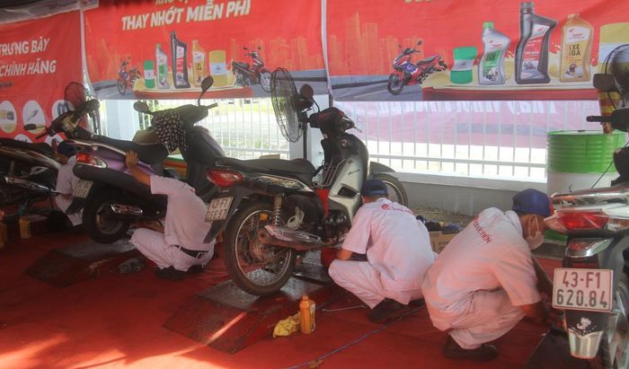 Người dân thực hành kỹ năng lái xe an toàn trên sa hình và thay nhớt miễn phí.